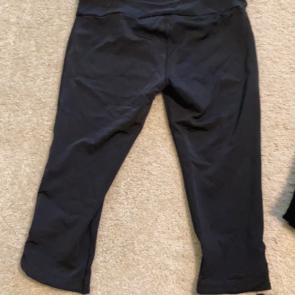 Under armour compression size medium capris. - Picture 3 of 3